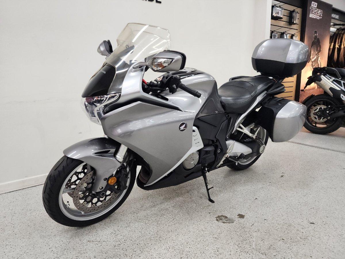 2010 HONDA VFR1200F ROAD