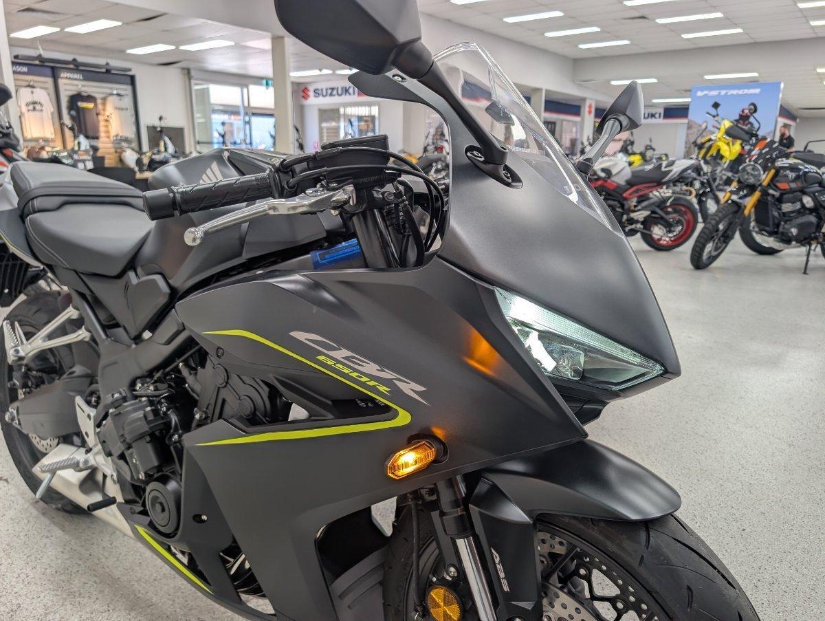 2026 HONDA CBR650R E-CLUTCH SPORTS