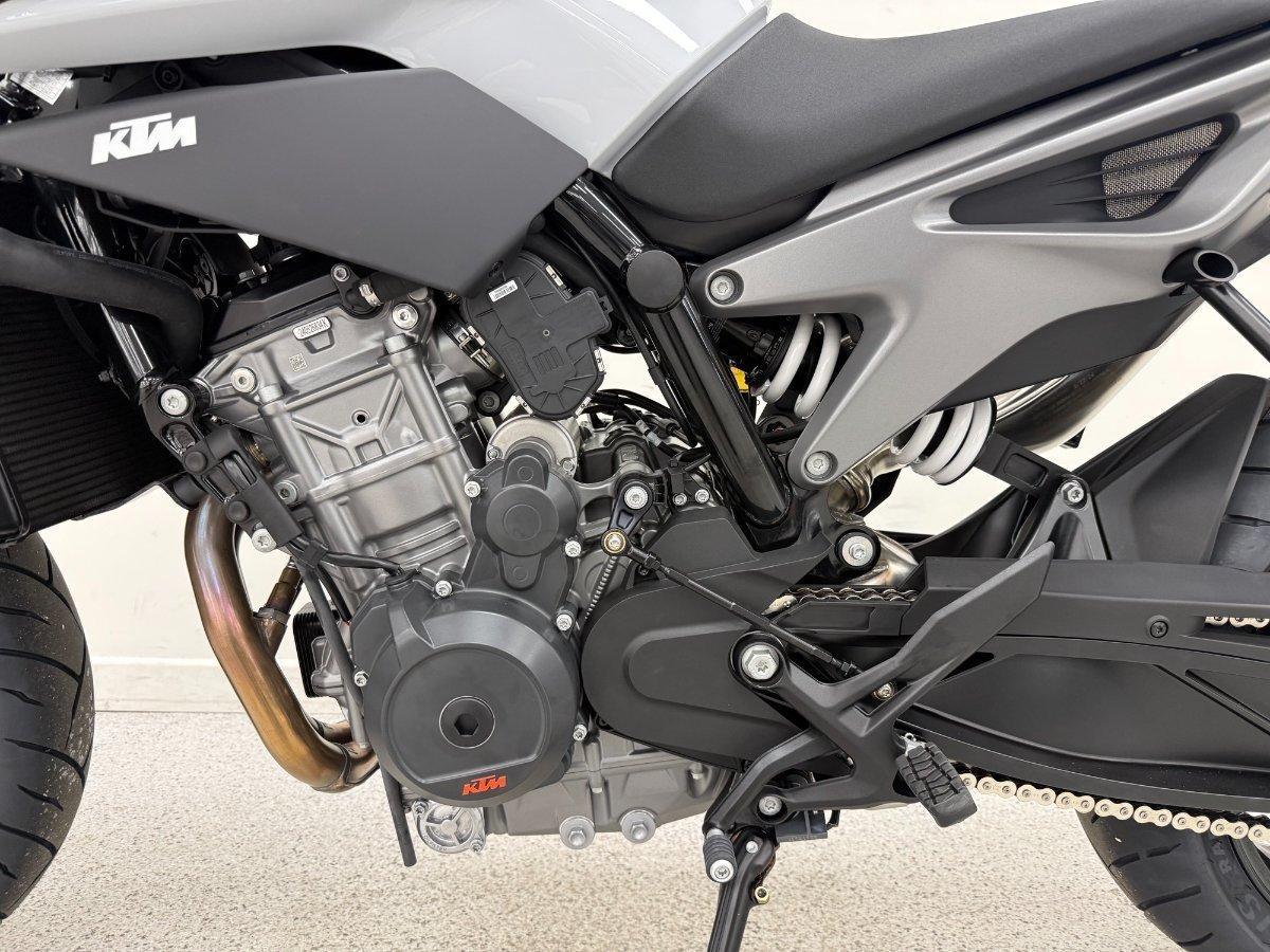 2024 KTM 790 DUKE ROAD