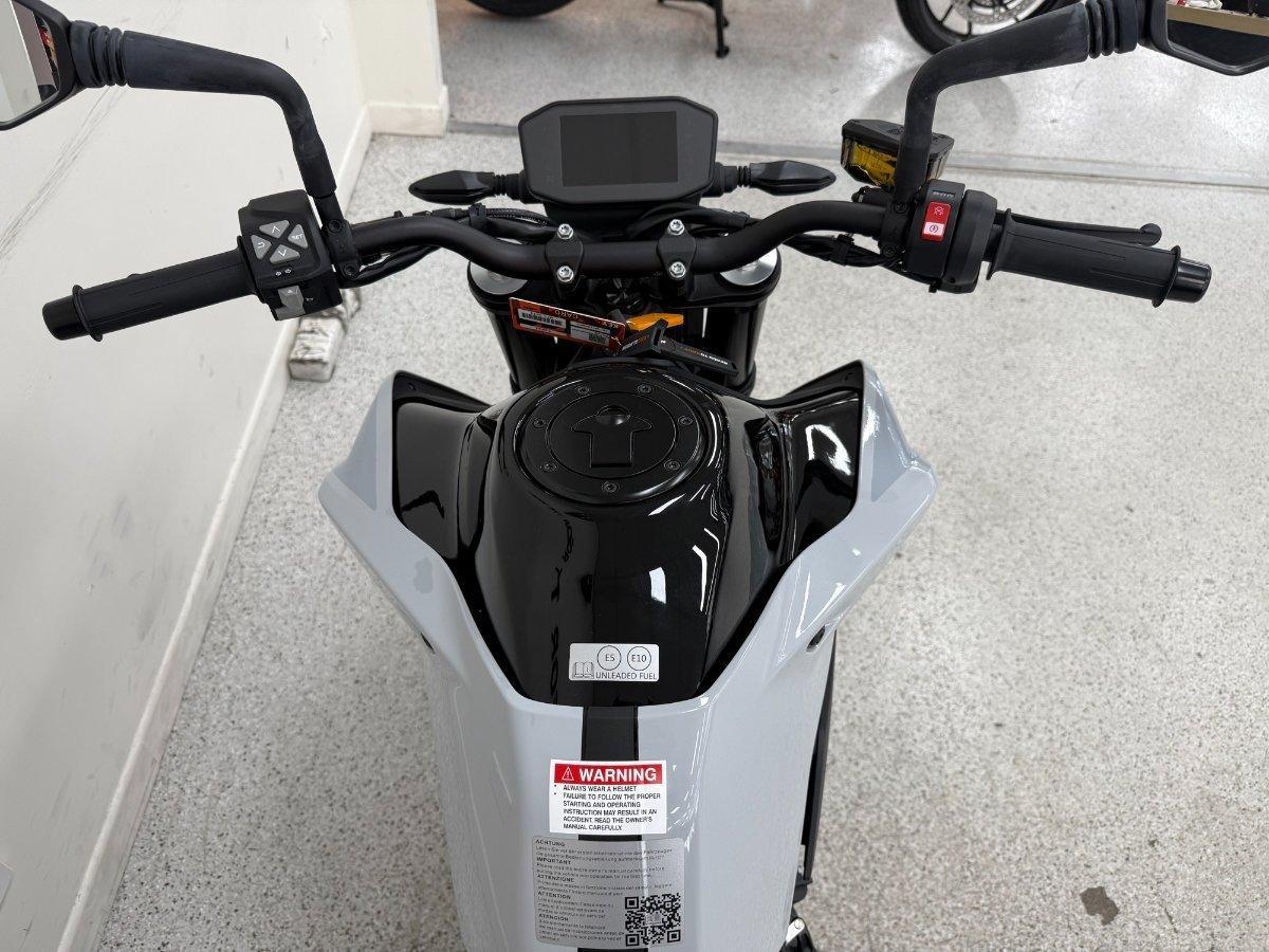 2024 KTM 790 DUKE ROAD
