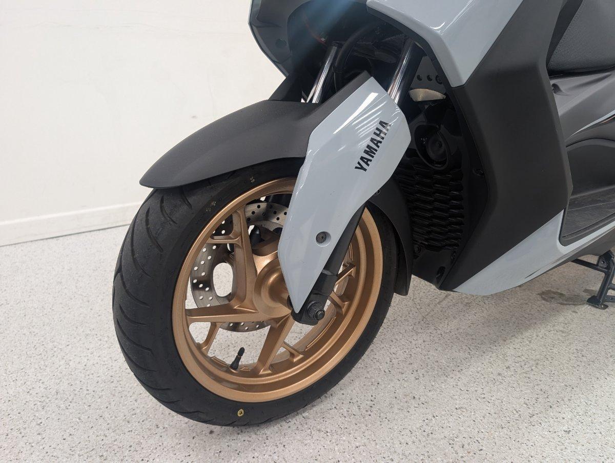 2025 YAMAHA XMAX 300 V2 (CZD300A2) SCOOTER