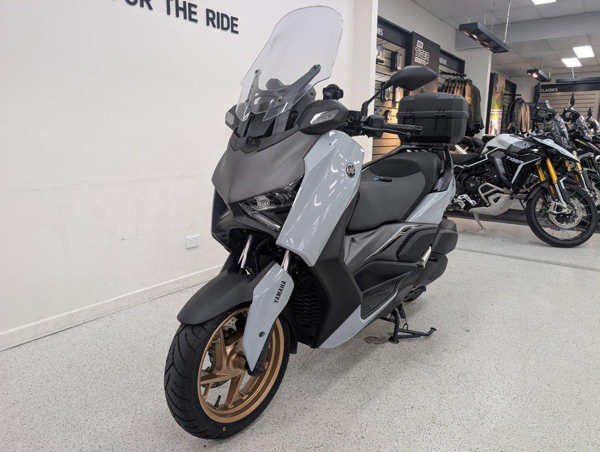 2025 YAMAHA XMAX 300 V2 (CZD300A2) SCOOTER