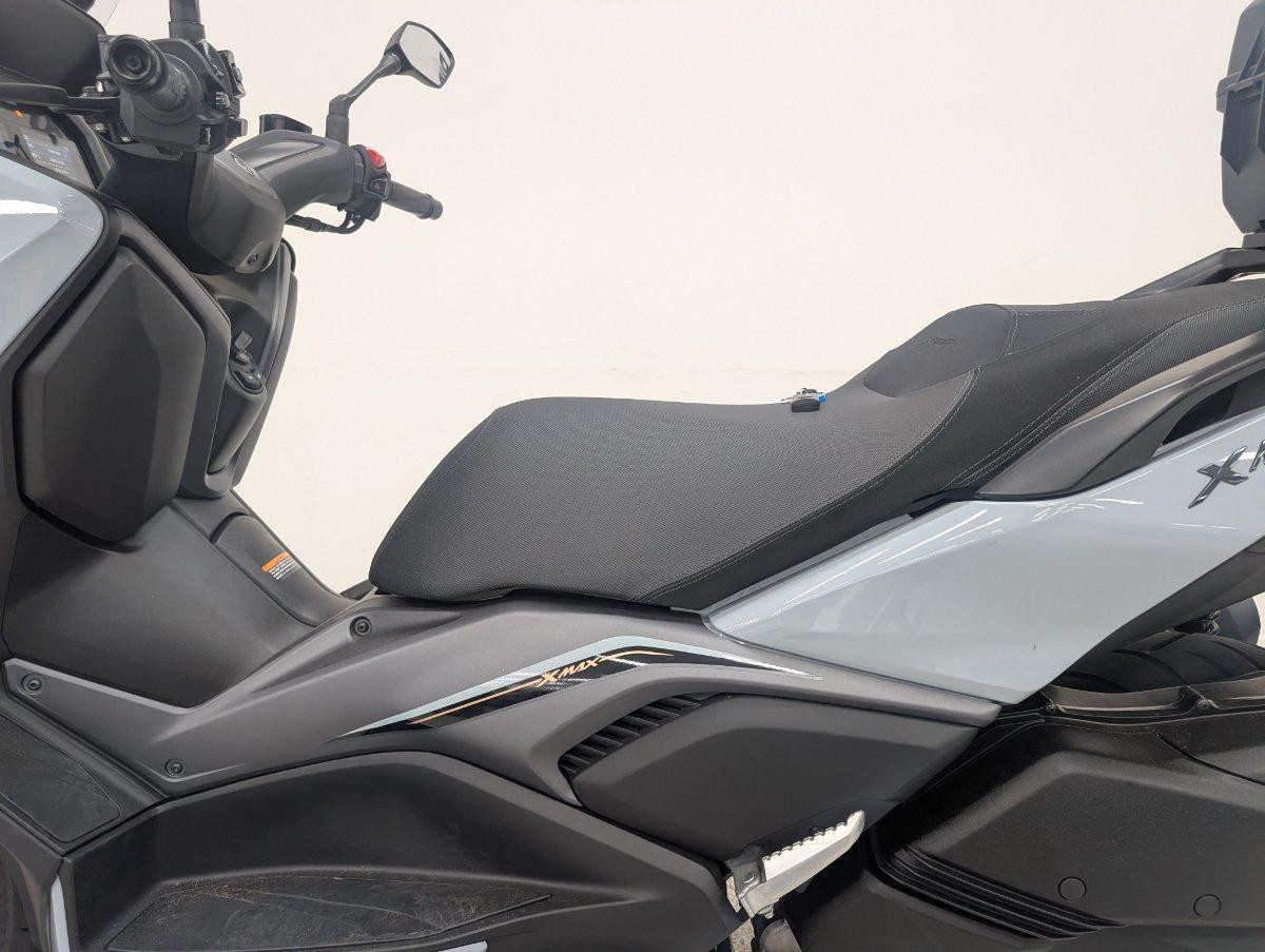 2025 YAMAHA XMAX 300 V2 (CZD300A2) SCOOTER