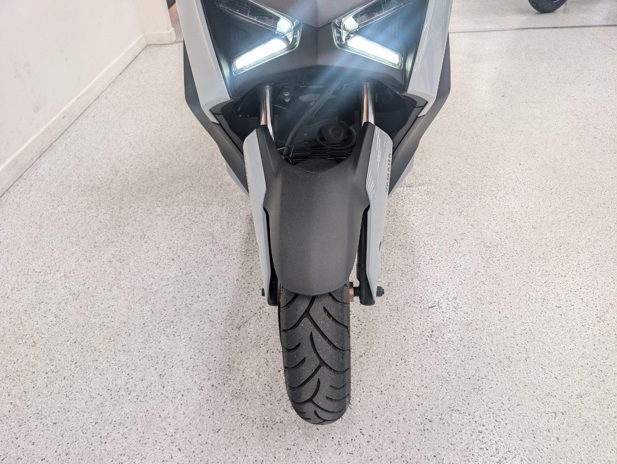 2025 YAMAHA XMAX 300 V2 (CZD300A2) SCOOTER