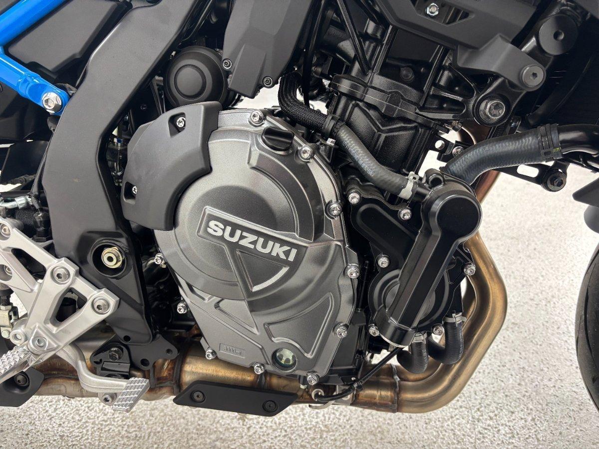 2026 SUZUKI GSX-8S ROAD