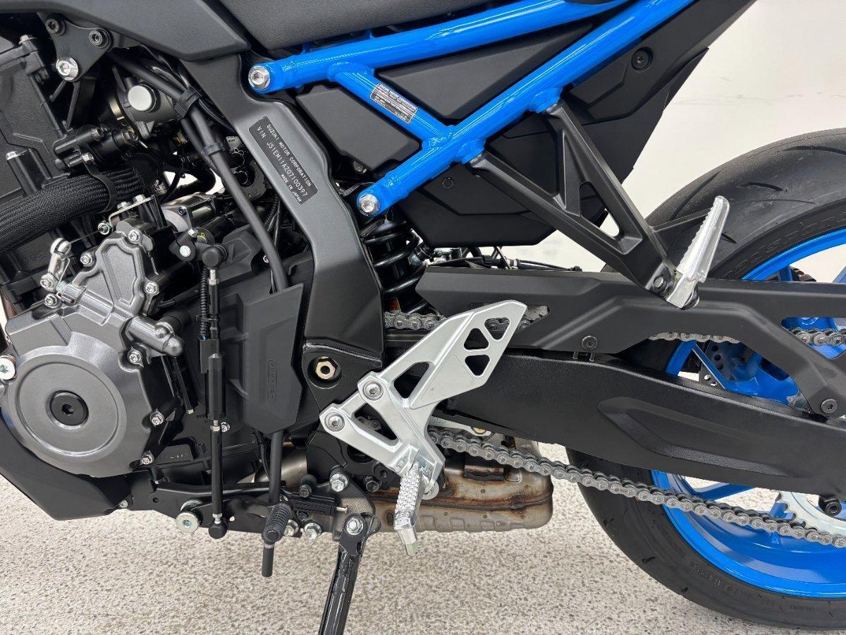 2026 SUZUKI GSX-8S ROAD