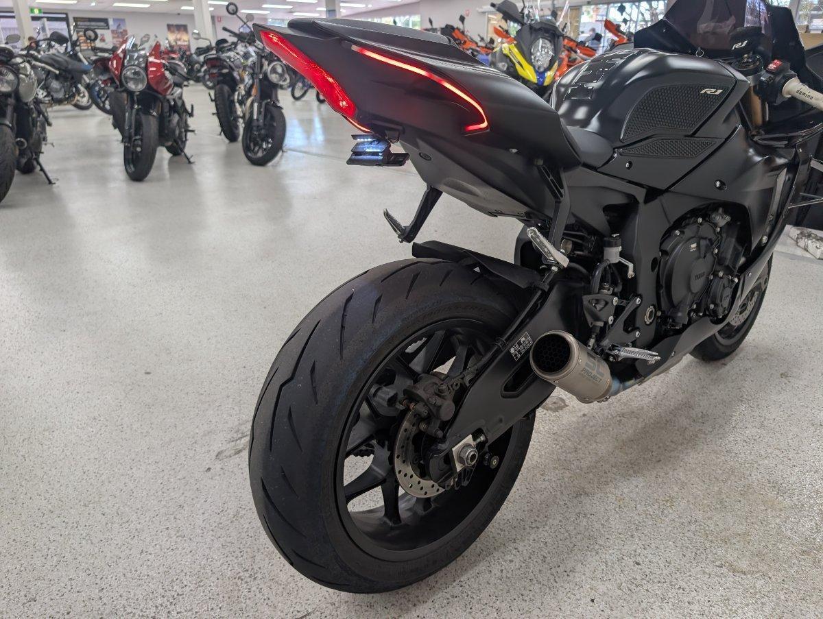 2025 YAMAHA YZF-R1 SPORTS