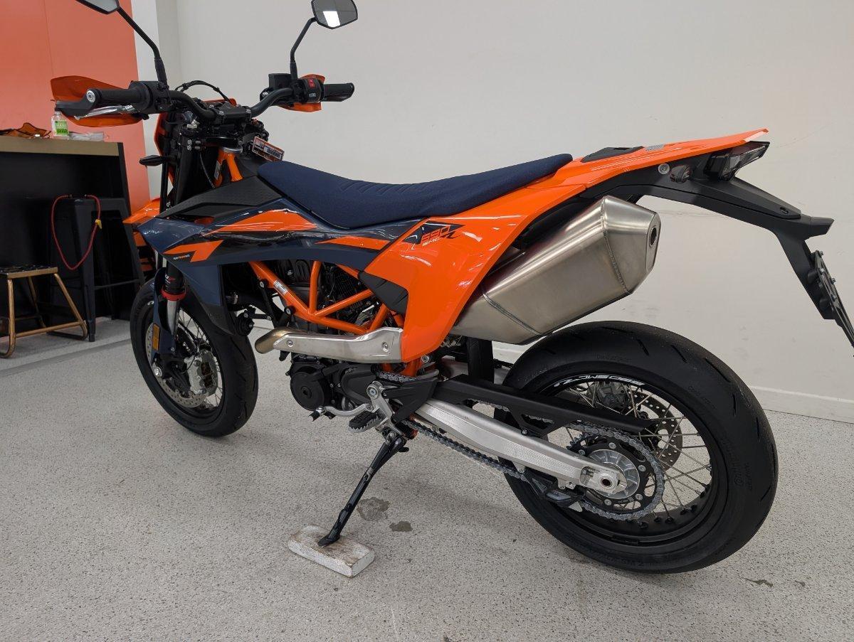 2026 KTM 690 SMC R SUPERMOTARD