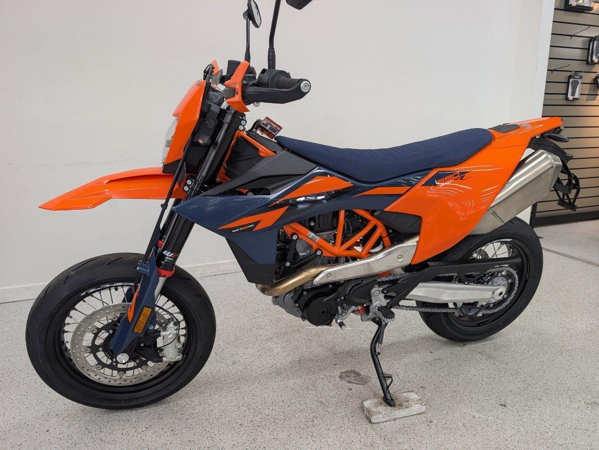 2026 KTM 690 SMC R SUPERMOTARD