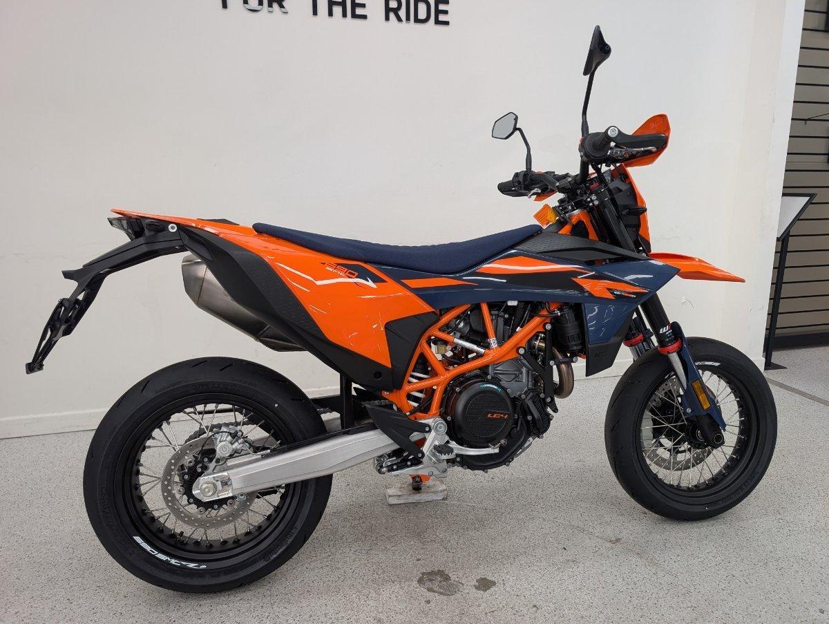 2026 KTM 690 SMC R SUPERMOTARD
