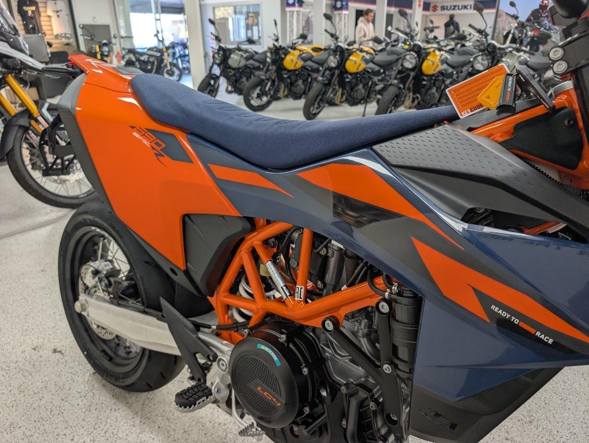 2026 KTM 690 SMC R SUPERMOTARD