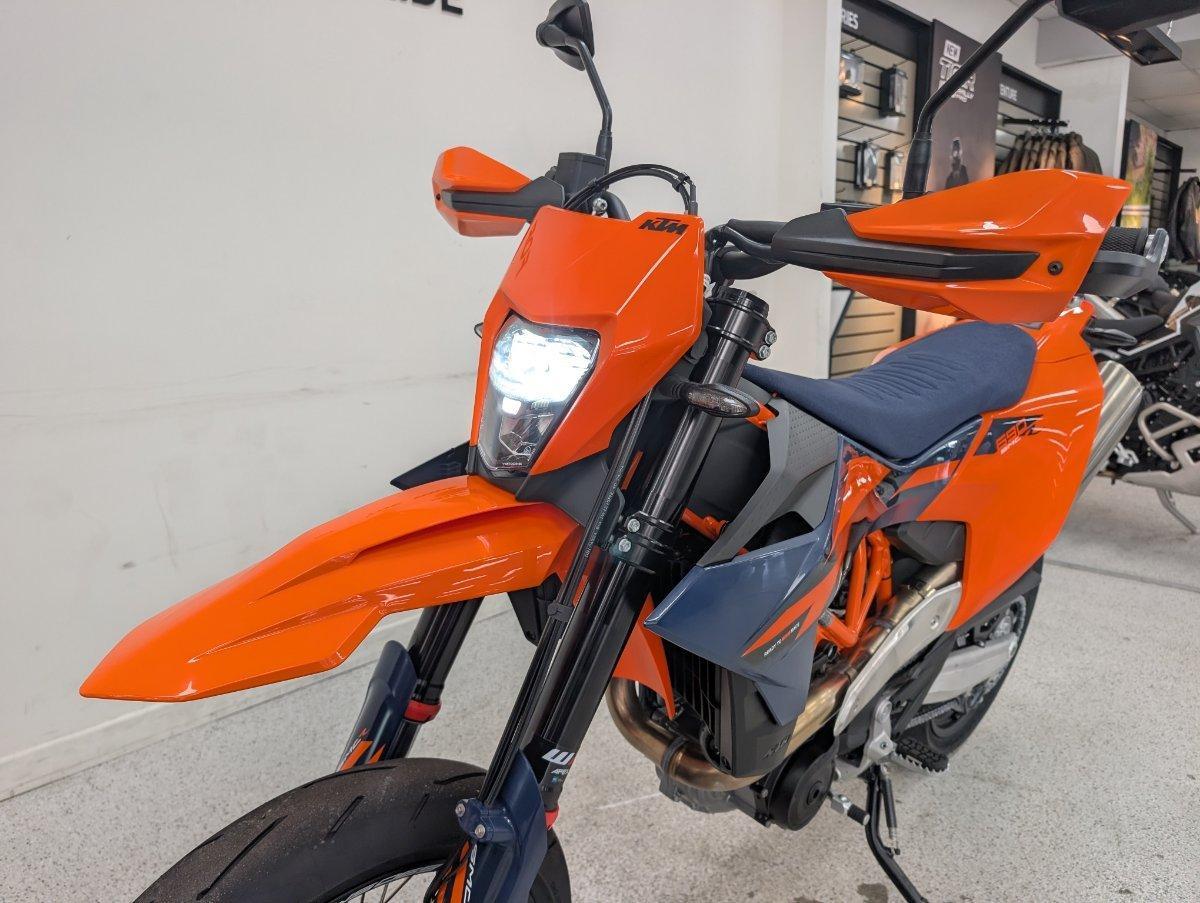 2026 KTM 690 SMC R SUPERMOTARD