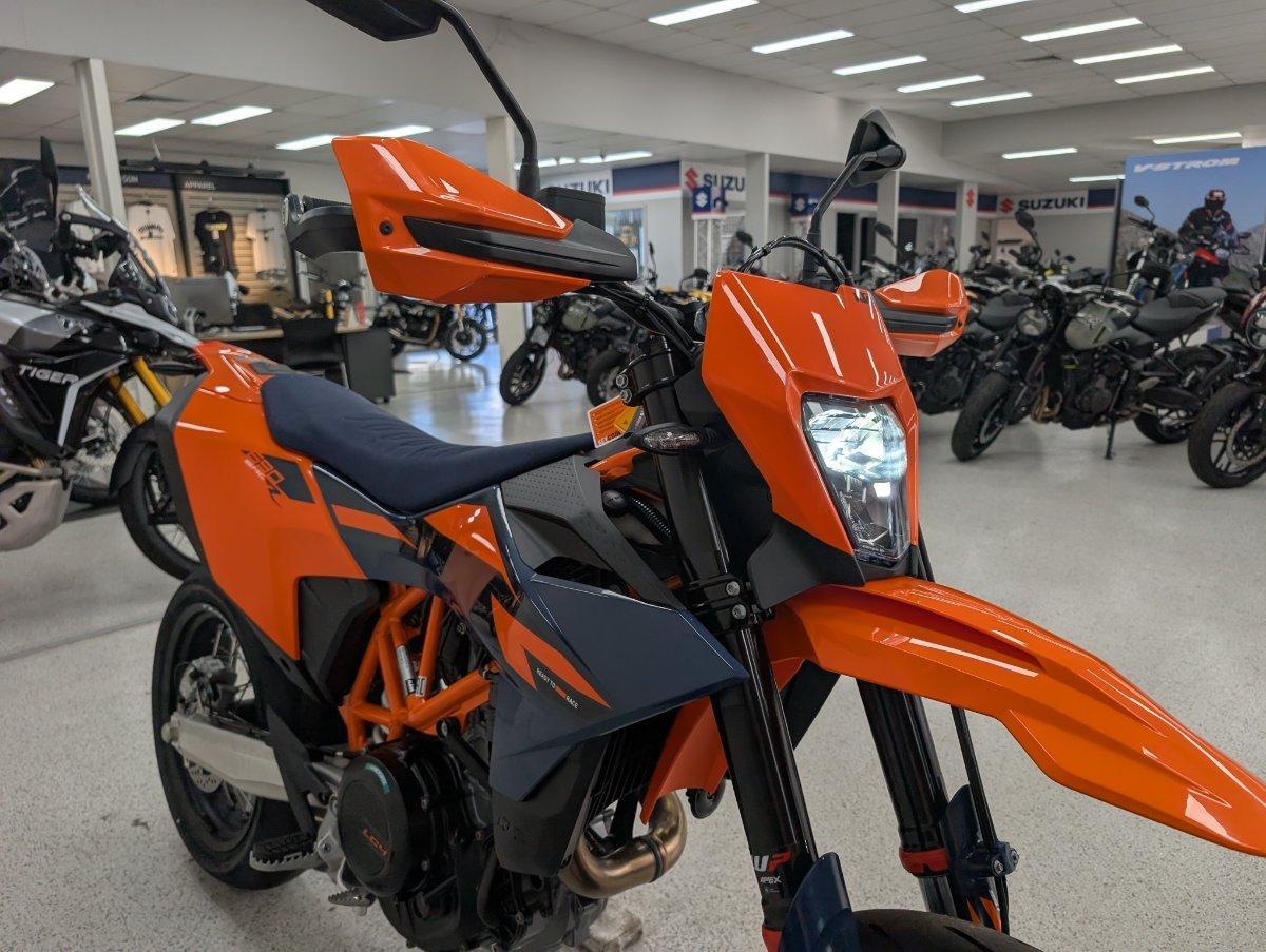 2026 KTM 690 SMC R SUPERMOTARD