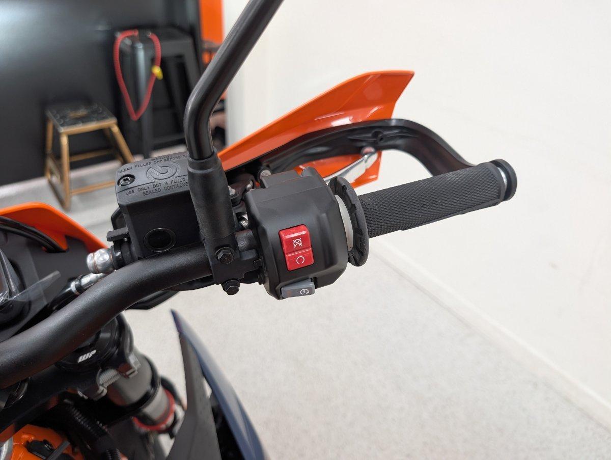 2026 KTM 690 SMC R SUPERMOTARD