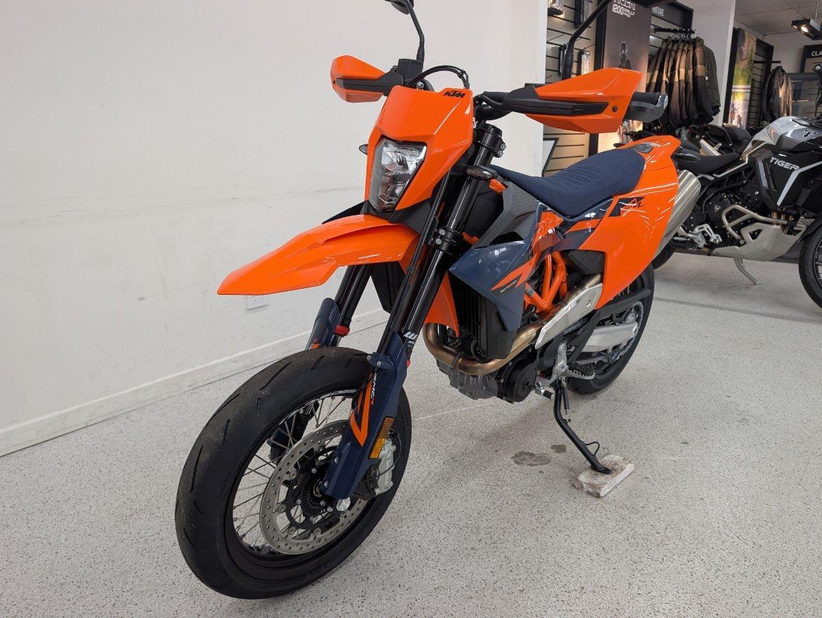 2026 KTM 690 SMC R SUPERMOTARD