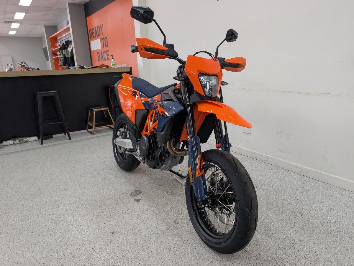 2026 KTM 690 SMC R SUPERMOTARD