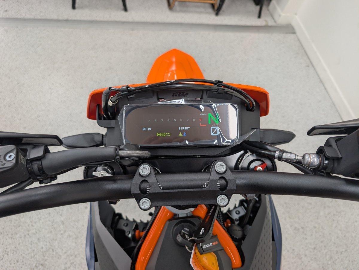 2026 KTM 690 SMC R SUPERMOTARD