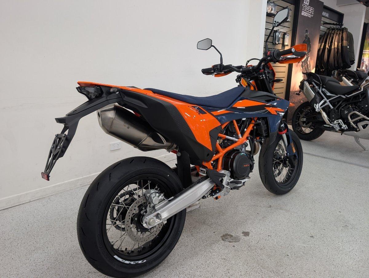 2026 KTM 690 SMC R SUPERMOTARD