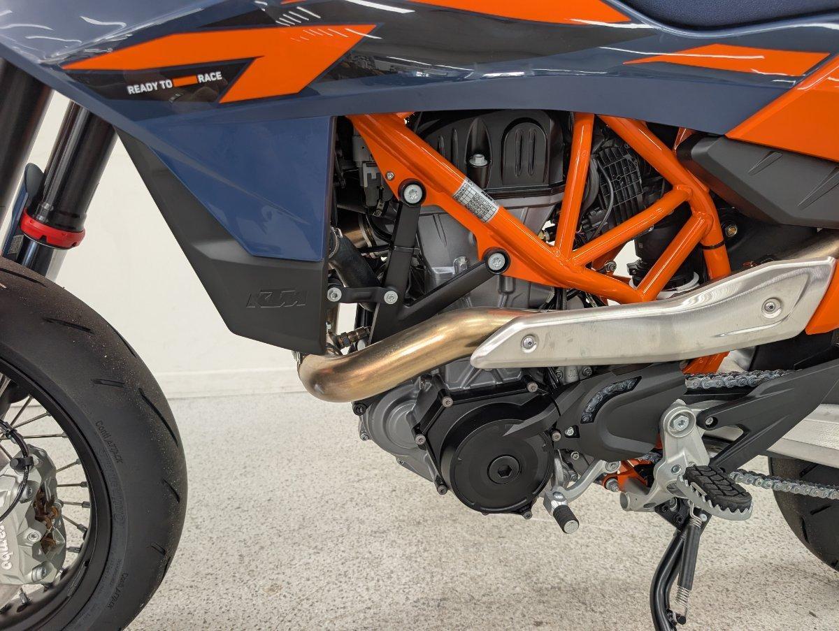 2026 KTM 690 SMC R SUPERMOTARD