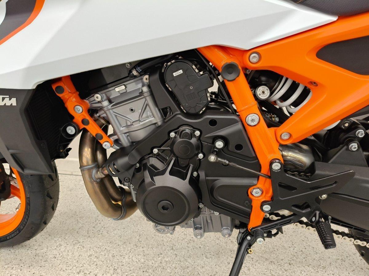 2026 KTM 990 DUKE R ROAD