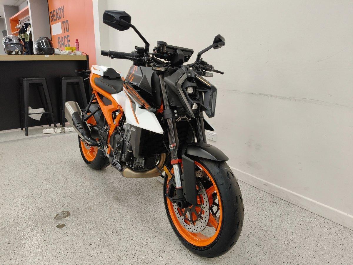 2026 KTM 990 DUKE R ROAD