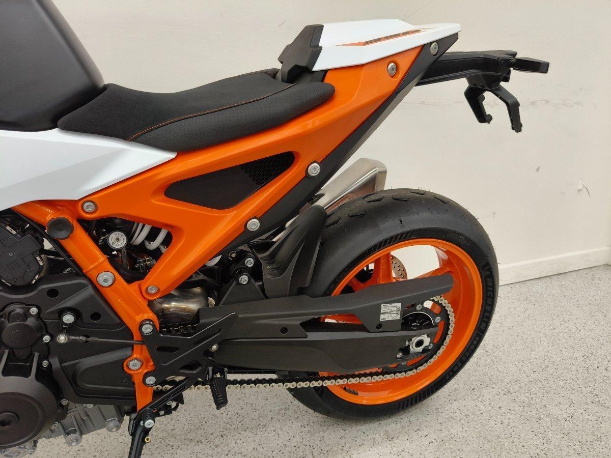 2026 KTM 990 DUKE R ROAD