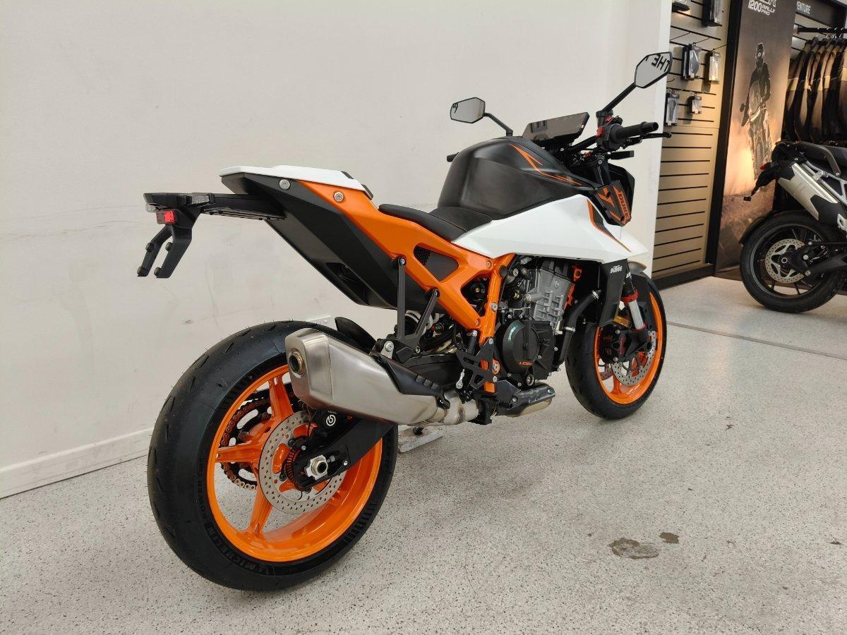 2026 KTM 990 DUKE R ROAD