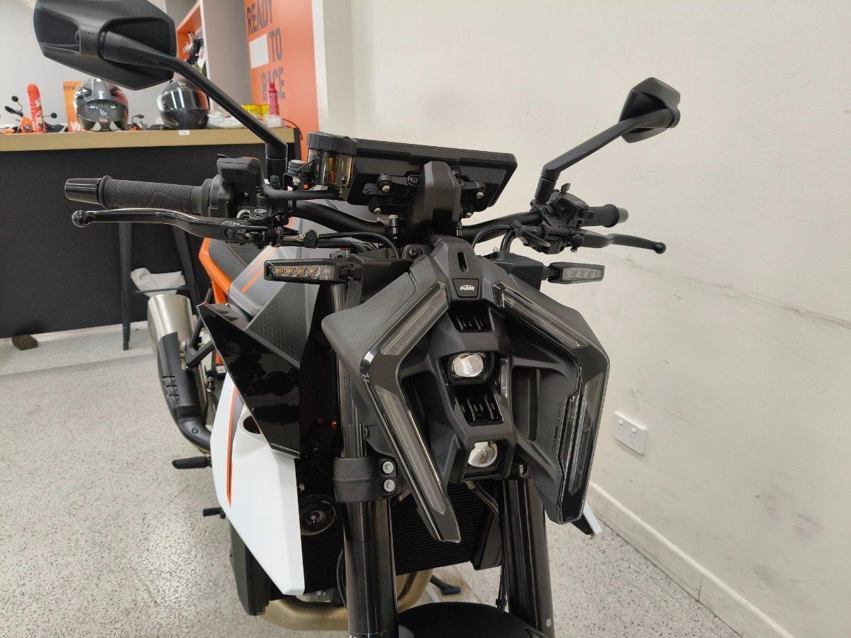 2026 KTM 990 DUKE R ROAD