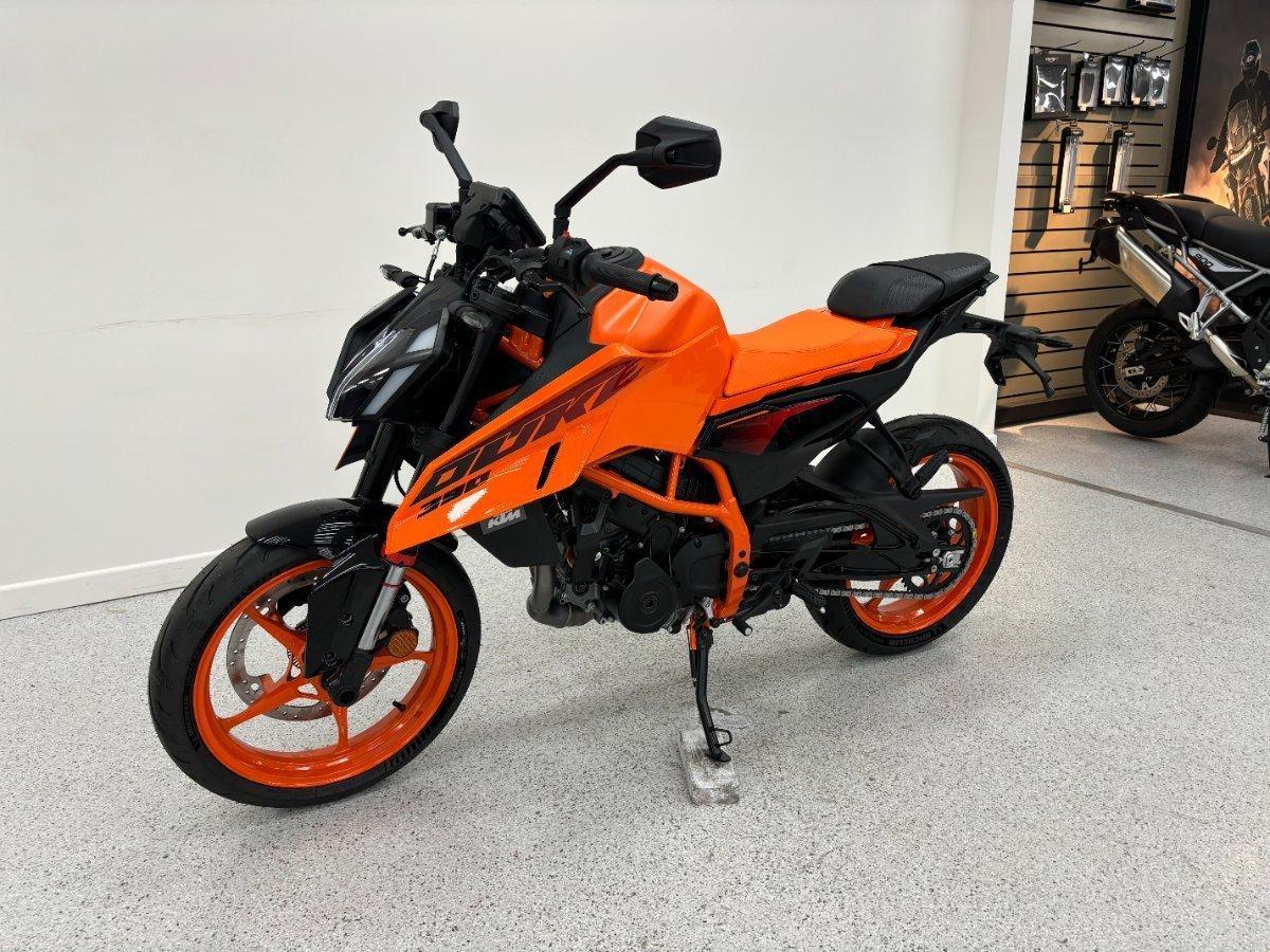 2025 KTM 390 DUKE ROAD
