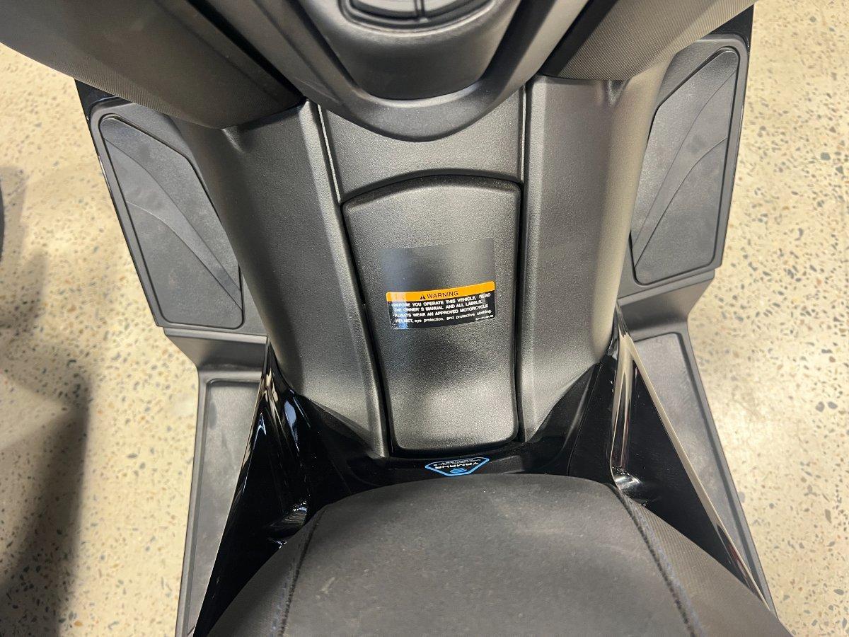 2025 YAMAHA XMAX 300 V2 (CZD300A2) SCOOTER