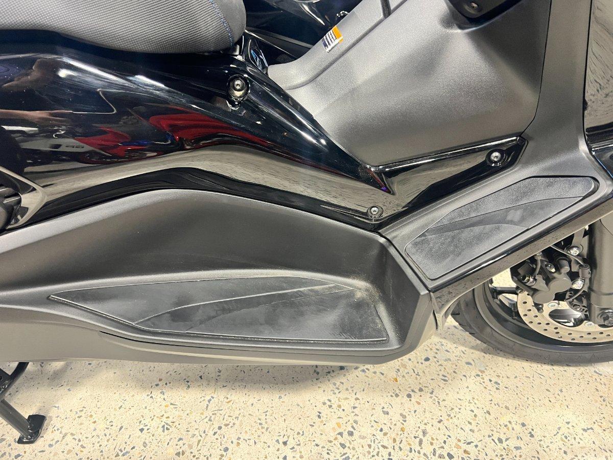 2025 YAMAHA XMAX 300 V2 (CZD300A2) SCOOTER