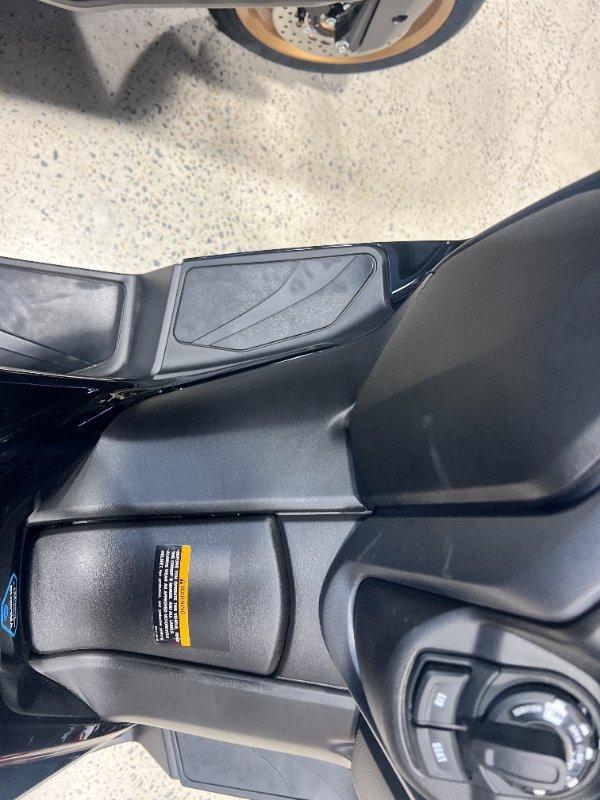 2025 YAMAHA XMAX 300 V2 (CZD300A2) SCOOTER