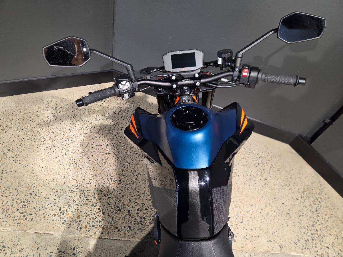 2024 KTM 890 DUKE R ROAD