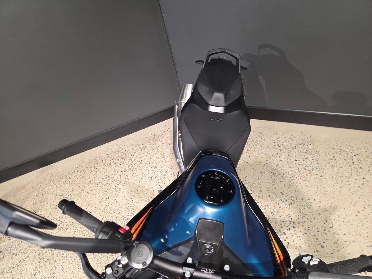 2024 KTM 890 DUKE R ROAD