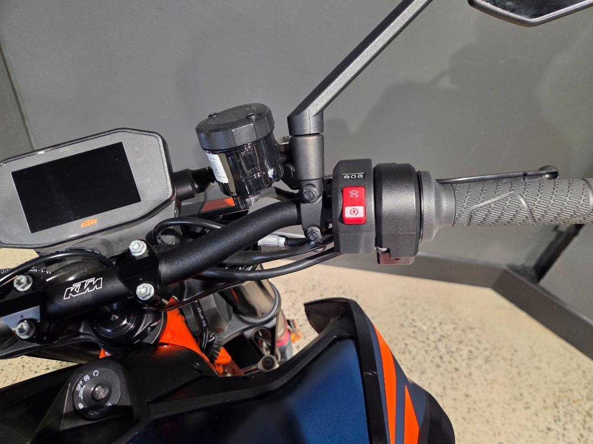 2024 KTM 890 DUKE R ROAD