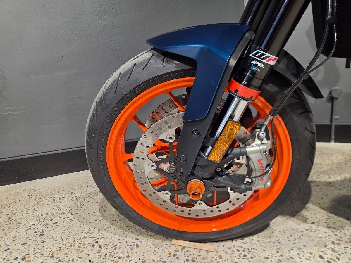2024 KTM 890 DUKE R ROAD