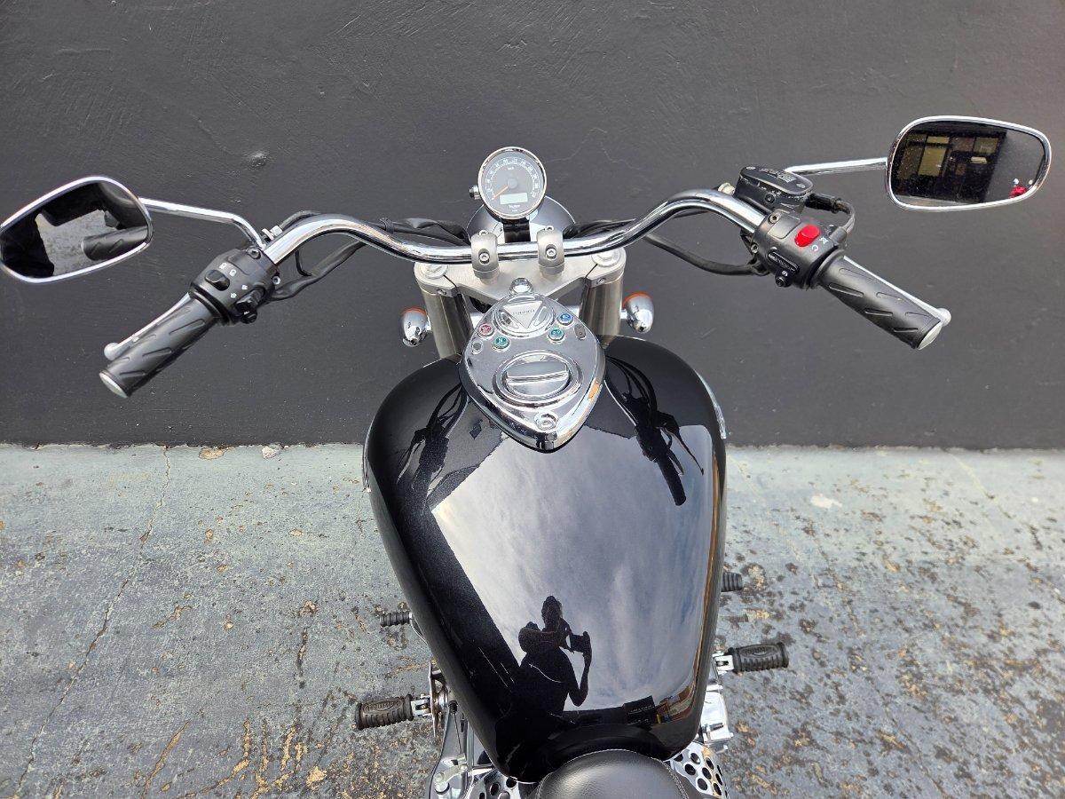 2011 TRIUMPH BONNEVILLE ROAD
