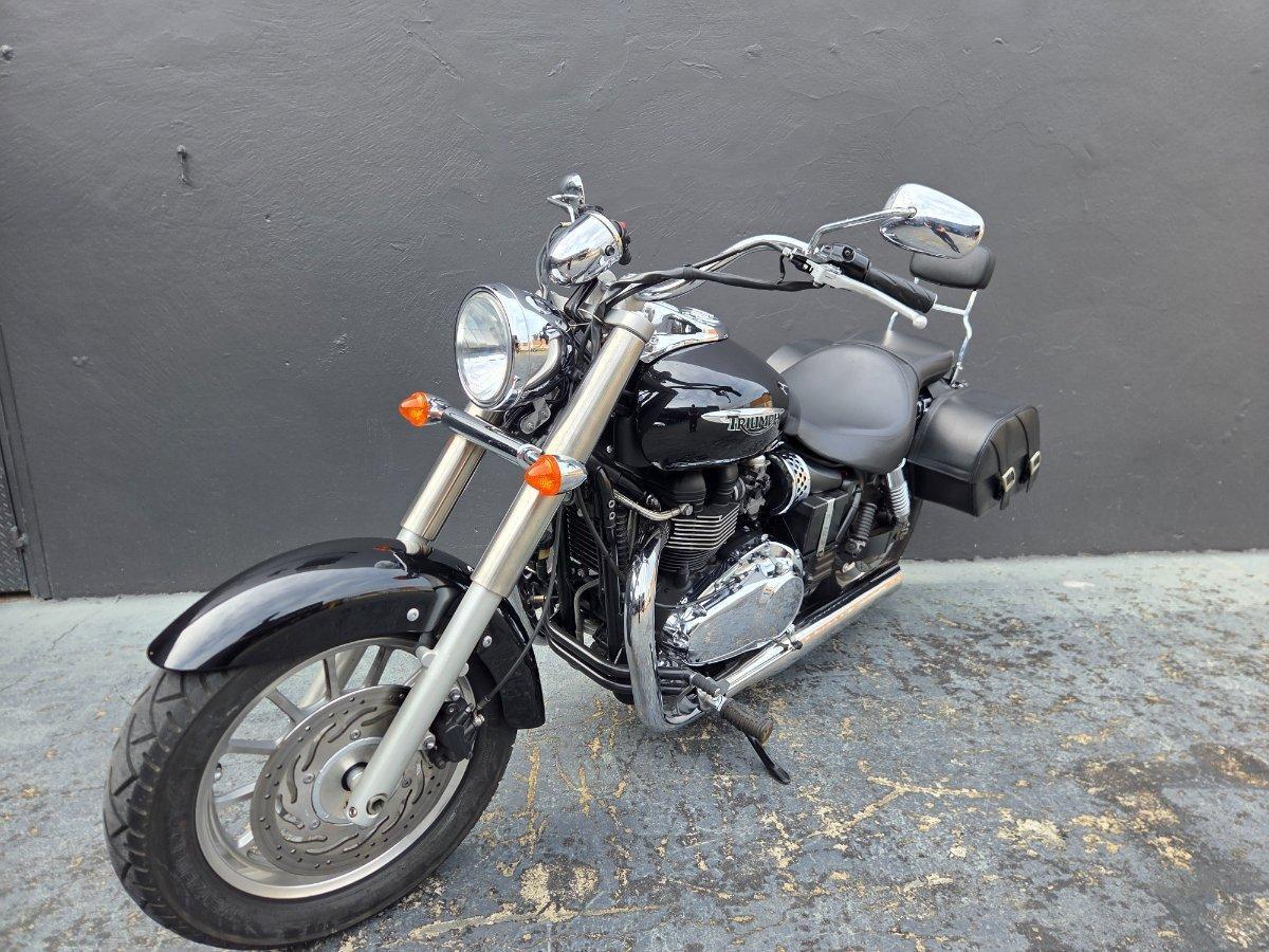 2011 TRIUMPH BONNEVILLE ROAD