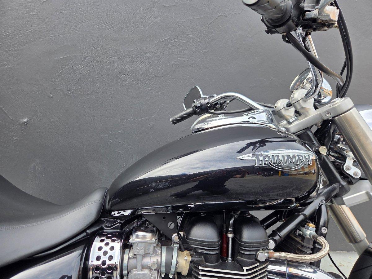 2011 TRIUMPH BONNEVILLE ROAD