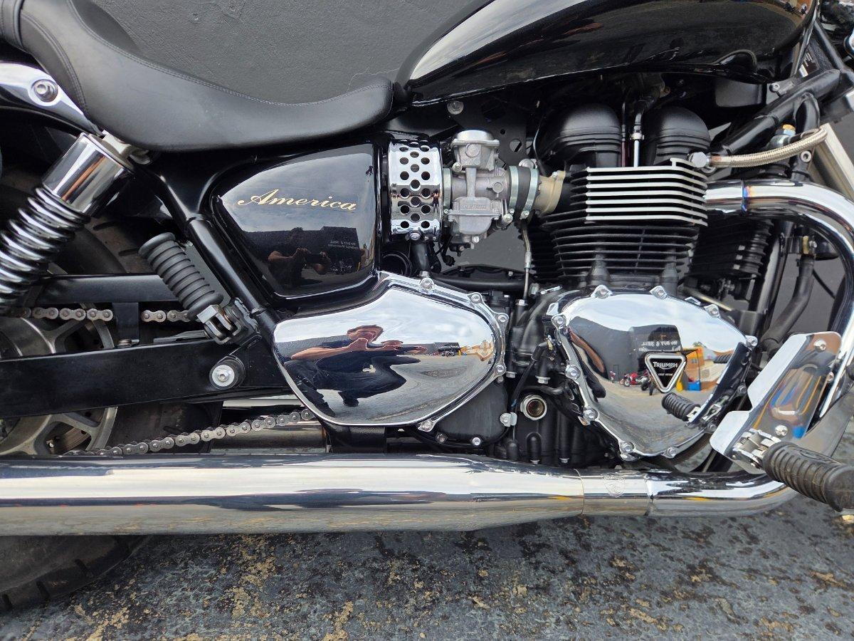 2011 TRIUMPH BONNEVILLE ROAD