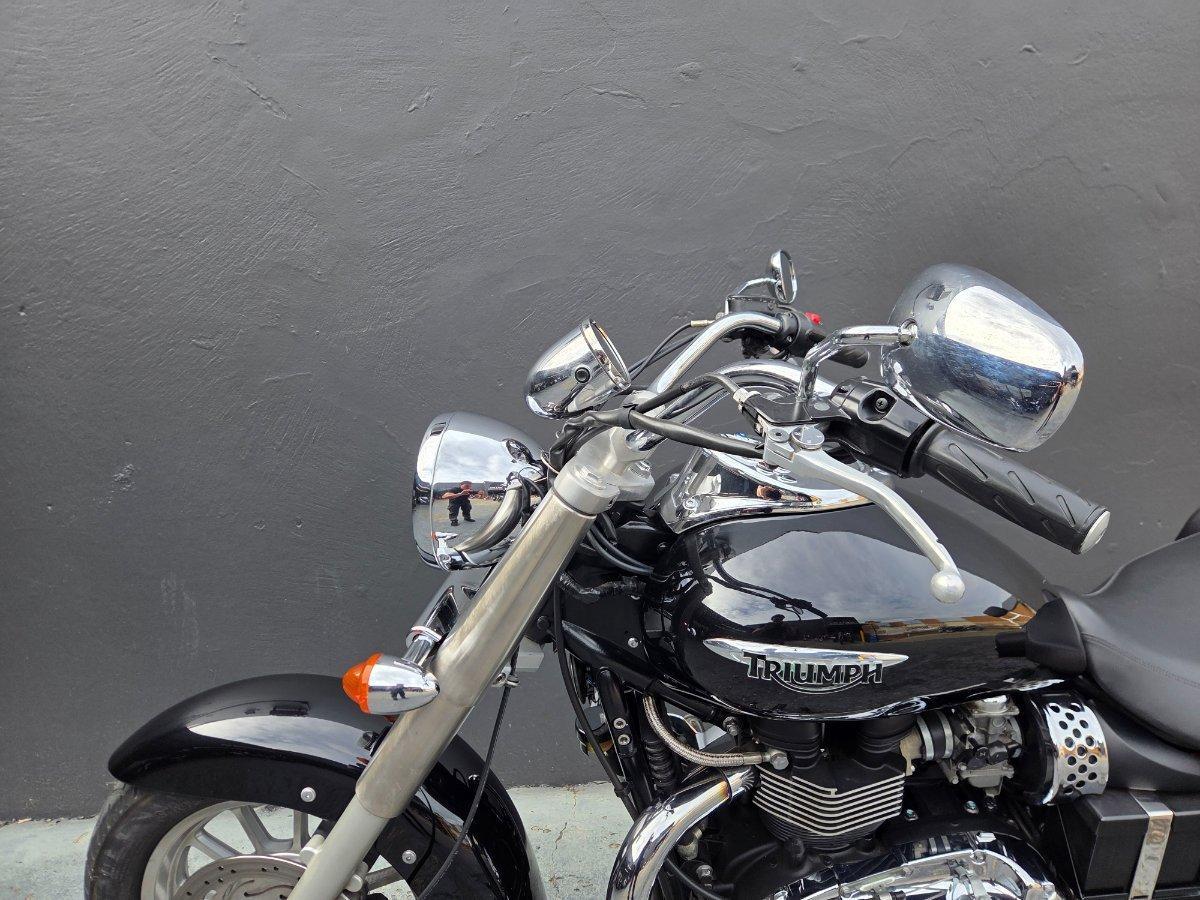 2011 TRIUMPH BONNEVILLE ROAD