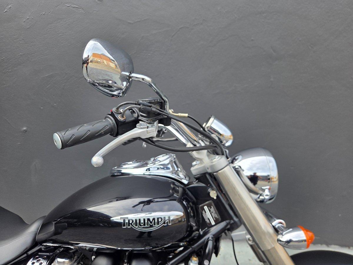 2011 TRIUMPH BONNEVILLE ROAD