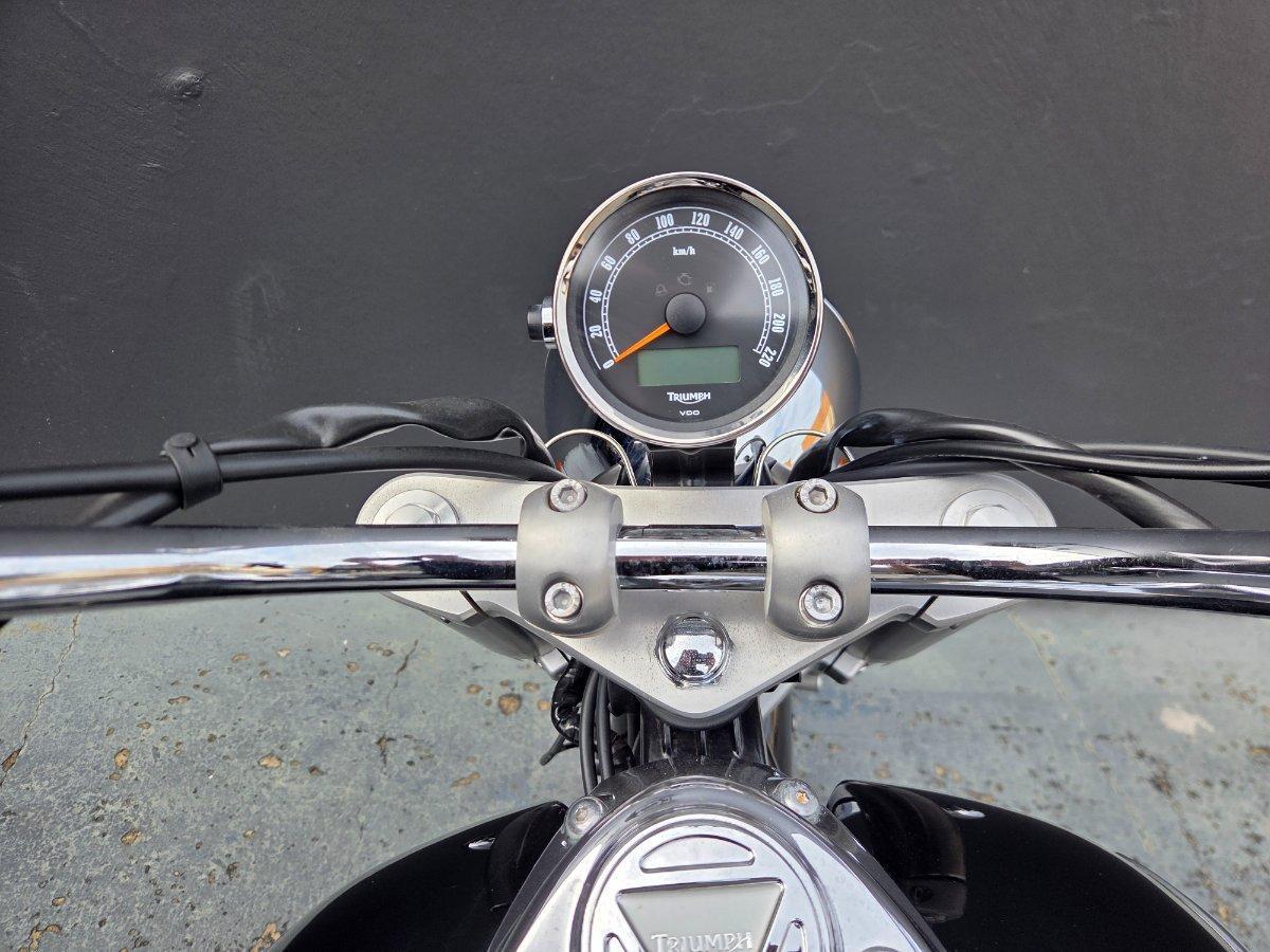 2011 TRIUMPH BONNEVILLE ROAD
