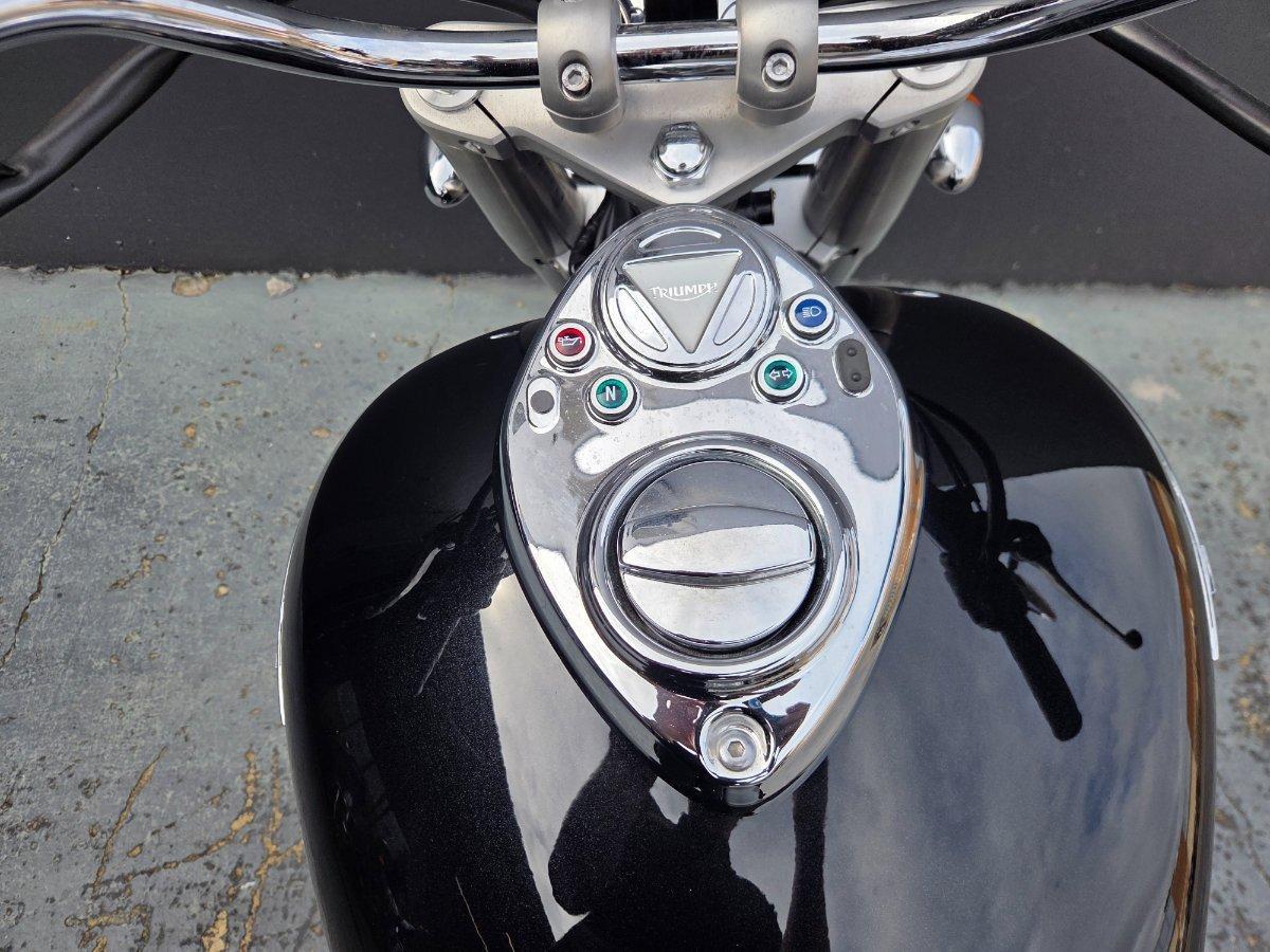 2011 TRIUMPH BONNEVILLE ROAD