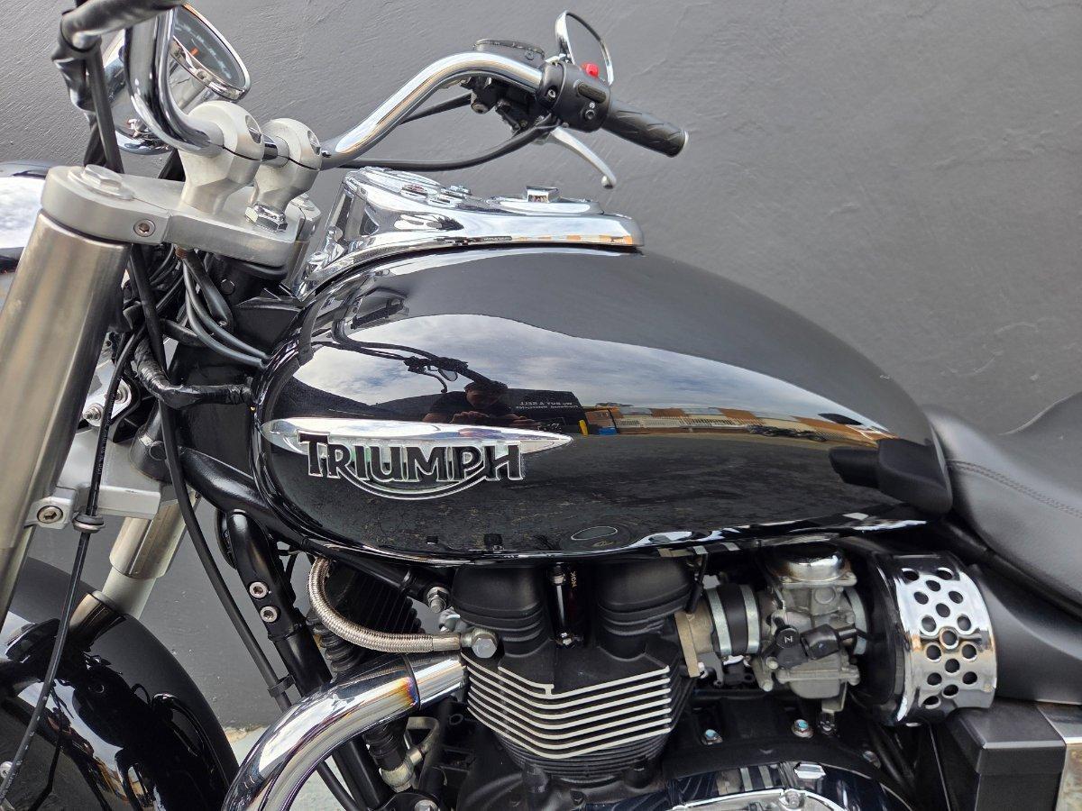 2011 TRIUMPH BONNEVILLE ROAD