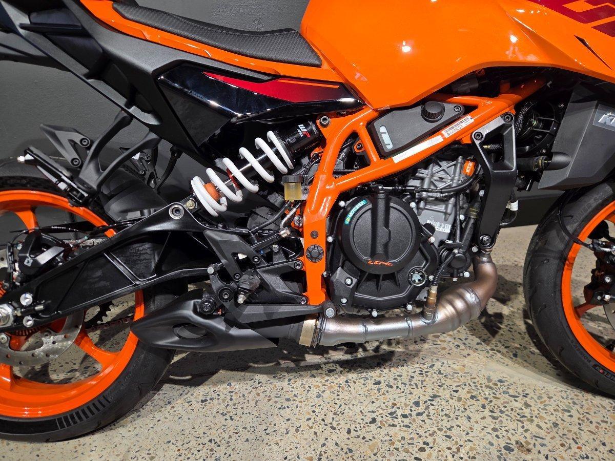 2025 KTM 390 DUKE ROAD