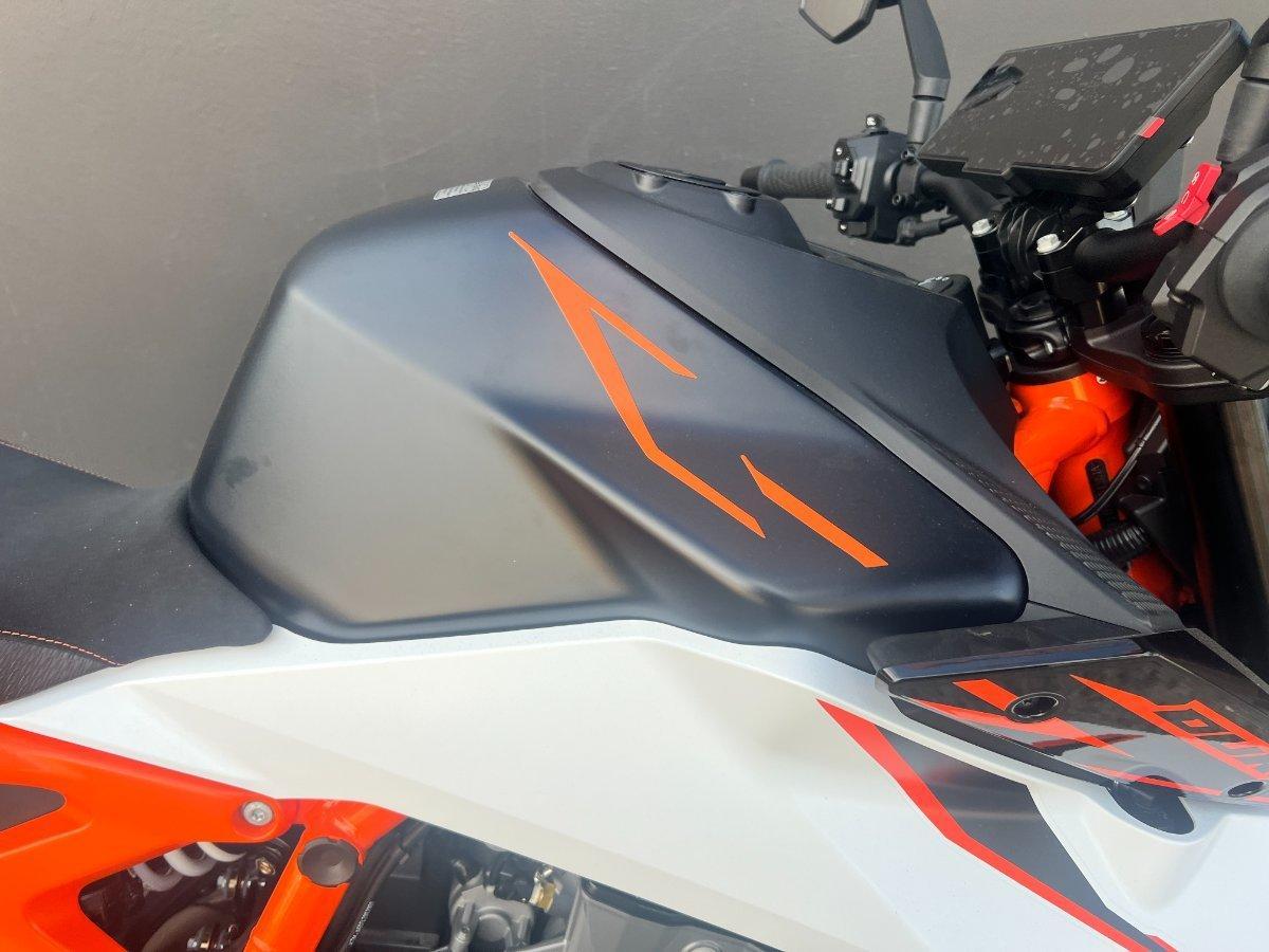 2026 KTM 990 DUKE R ROAD