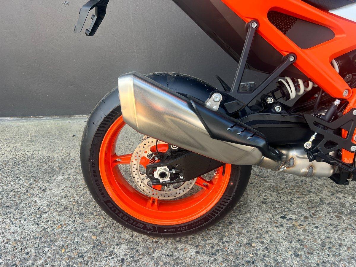 2026 KTM 990 DUKE R ROAD