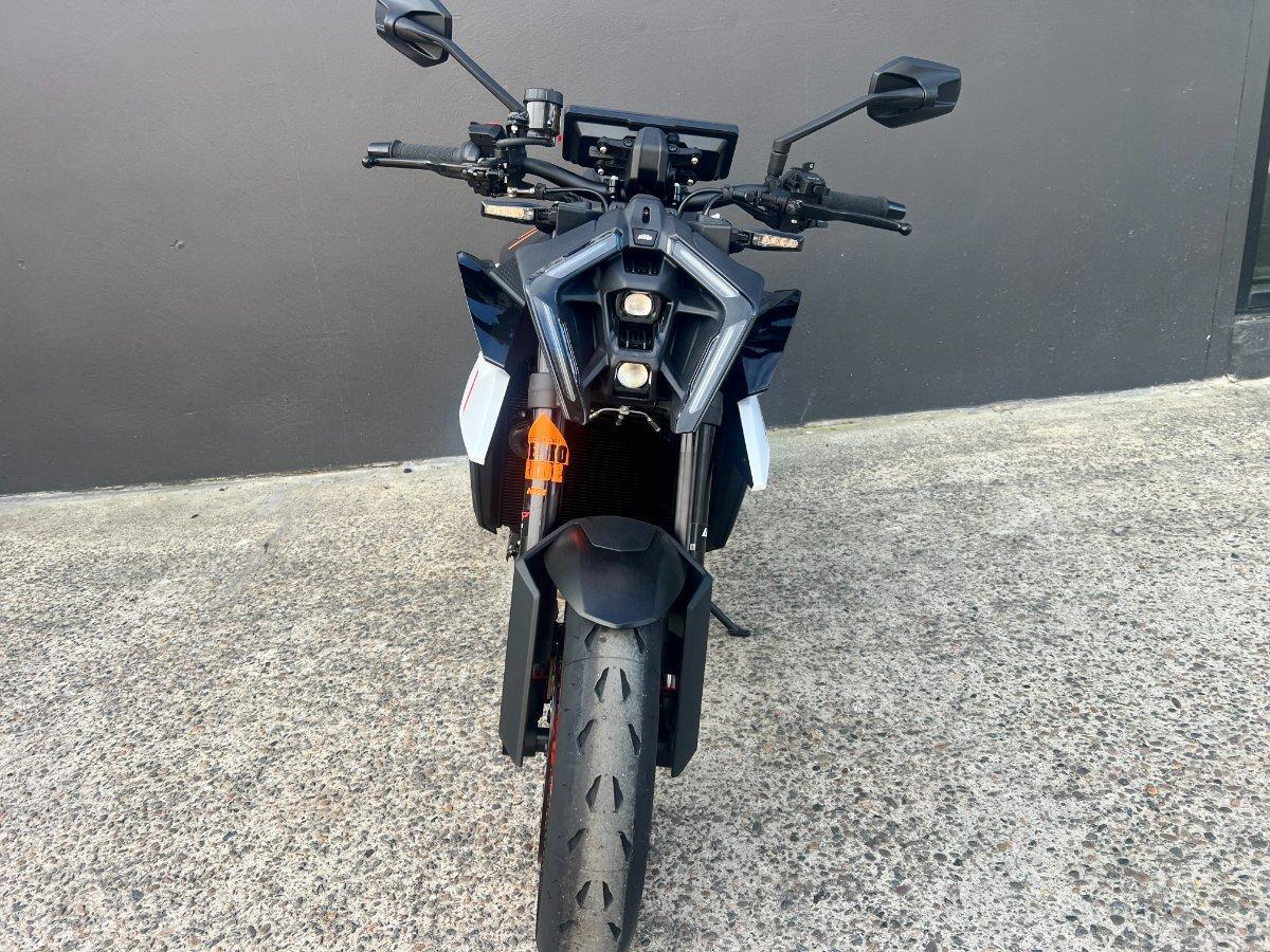 2026 KTM 990 DUKE R ROAD