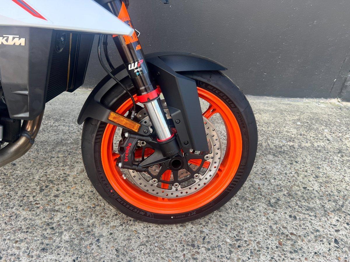 2026 KTM 990 DUKE R ROAD